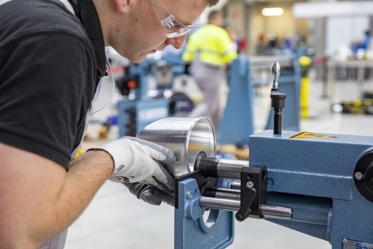 mężczyzna w trakcie pracy - izolacje przemysłowe