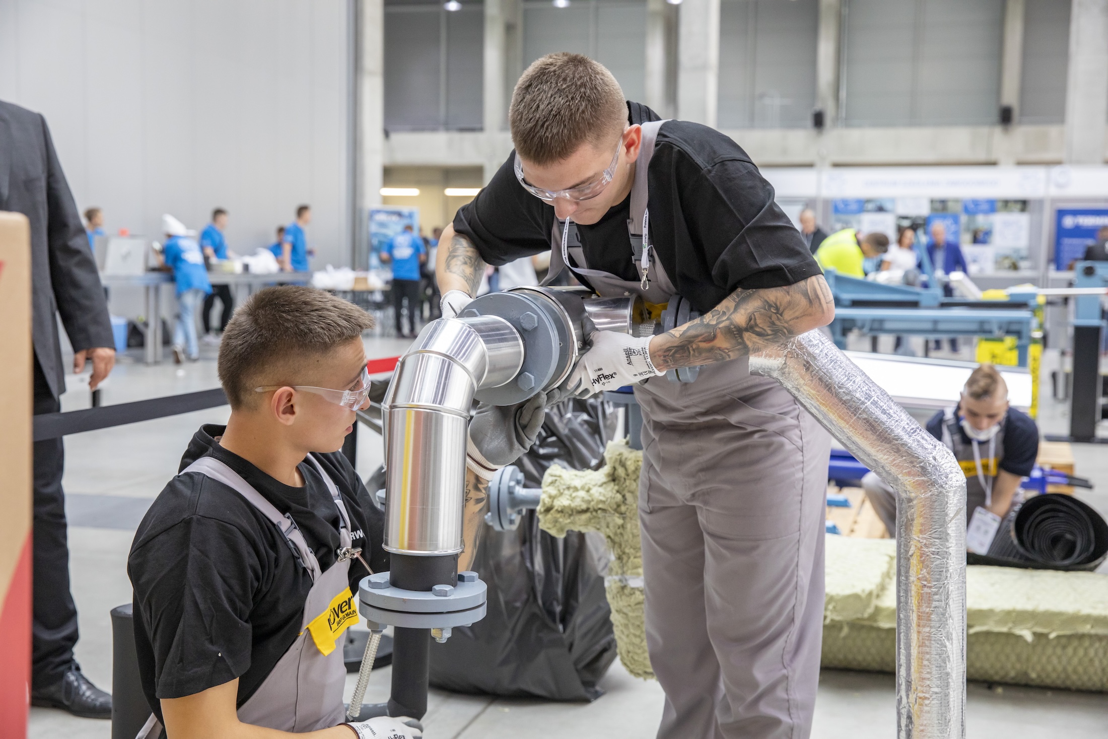 mężczyźni w trakcie pracy - izolacje przemysłowe