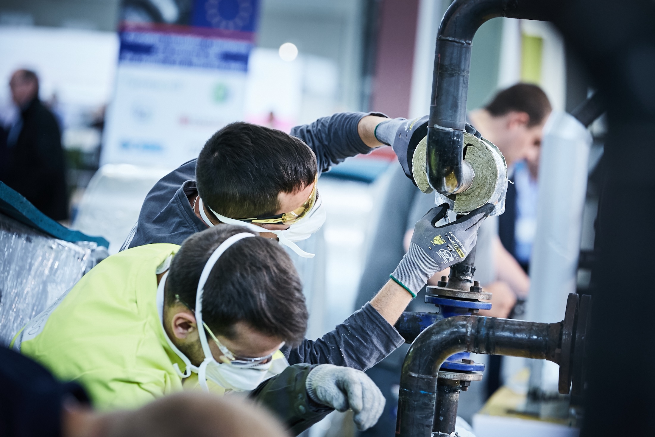 mężczyźni w trakcie pracy - izolacje przemysłowe